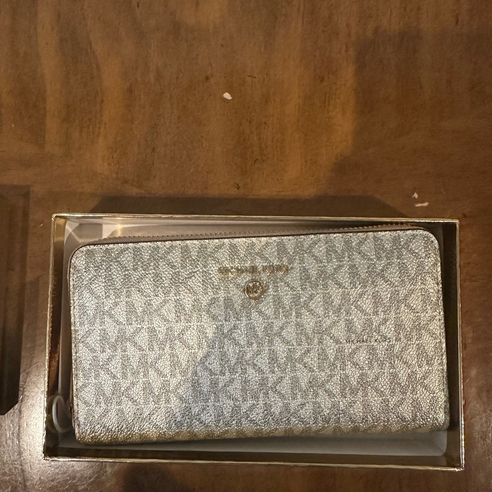 Michael Kors wallet 
Brand new